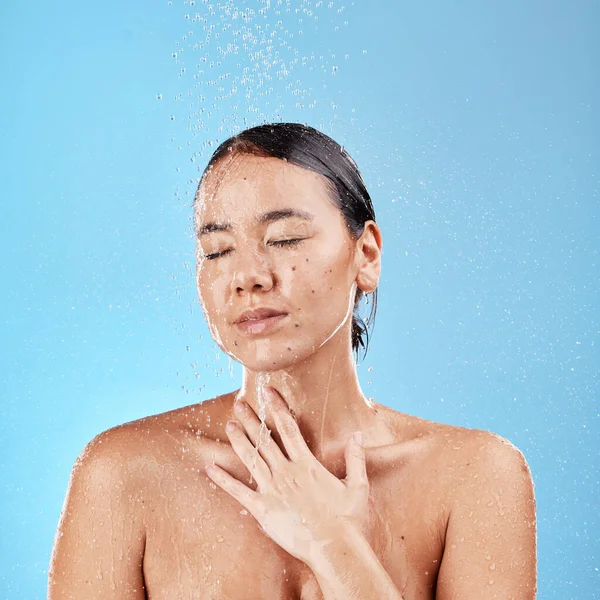 Duş Temizlik Model Bir Kadınla Stüdyoda Yüzünü Vücudunu Mavi Arka — Stok fotoğraf