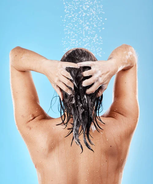 美容美发 护肤护发 女人背着蓝色背景洗澡 早上洗发水和卫生习惯 用自来水清洁头发的健康模式 清洁新鲜生活 — 图库照片