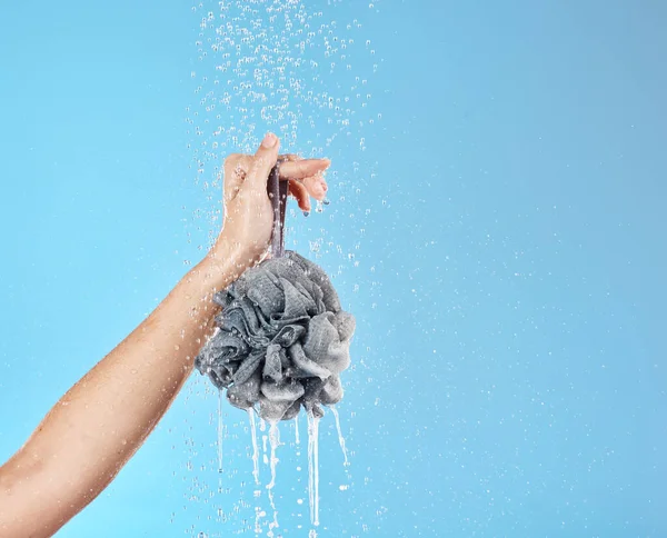 Chuveiro Água Mãos Com Loofah Para Bem Estar Luxo Limpeza — Fotografia de Stock