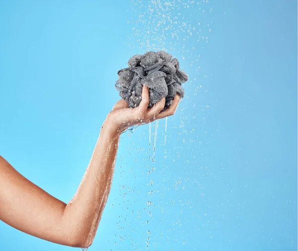 Loofah 淋浴和与水的卫生 整理和清洁的健康和健康的蓝色工作室背景 洗手用的手 美和海绵 — 图库照片