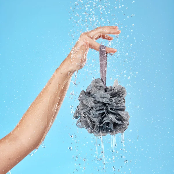 Mão Chuveiro Água Com Uma Esponja Corporal Para Cuidados Com — Fotografia de Stock