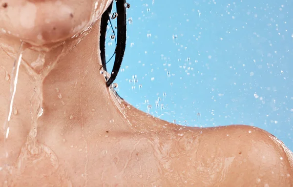 Wasser Dusche Und Frauen Schulternahaufnahme Für Die Hautpflege Wellness Reinigung — Stockfoto
