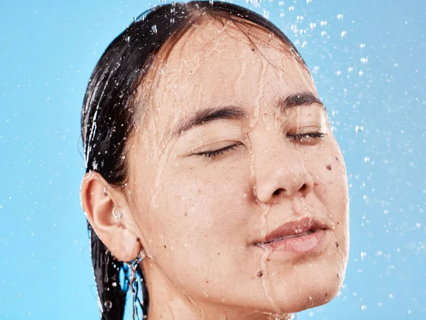 Entspannen Sie Sich Wasser Und Gesicht Einer Frau Der Dusche — Stockfoto