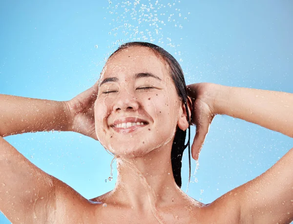 Donna Doccia Sorriso Skincare Igiene Idratazione Acqua Sullo Sfondo Uno — Foto Stock