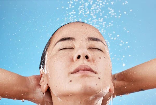 Kobieta Prysznic Nawilżenie Skóry Dla Piękna Higieny Lub Oczyścić Niebieskim — Zdjęcie stockowe