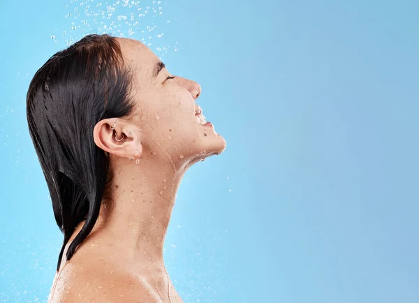 Dusche Sauber Und Frau Mit Wasser Für Hygiene Und Pflege — Stockfoto