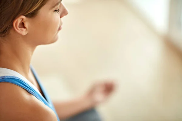 Impulsando Bienestar Una Mujer Meditando Interior — Foto de Stock