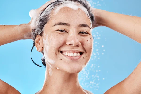 Saç Şampuanı Portre Stüdyoda Duş Alan Kadın Mavi Arka Planda — Stok fotoğraf