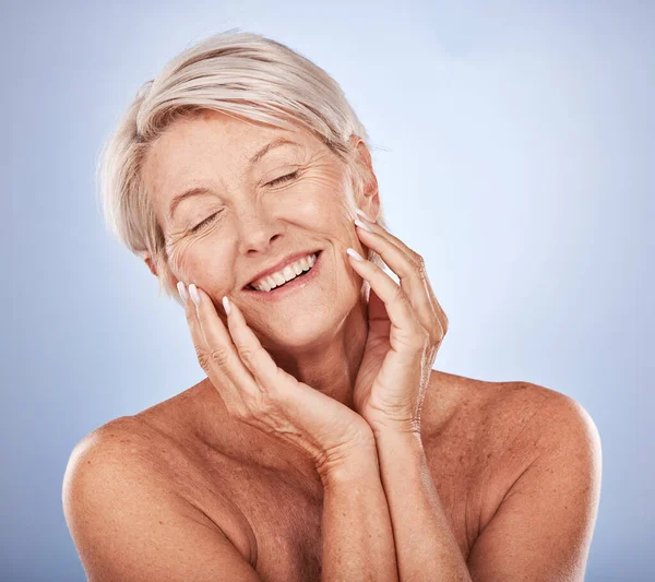 美容美发 老年人和模特都喜欢面部护肤 拥有健康 自然的肌肤 微笑和快乐的女性与灰色工作室造型的面部化妆品广告 — 图库照片