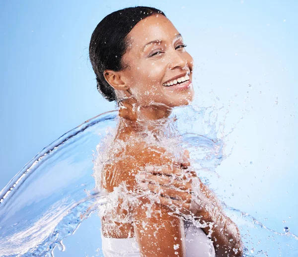 スキンケアと水スプラッシュ 幸せとクリーニングボディ 衛生と青のスタジオの背景に対してシャワー 化粧品 水分補給 皮膚科のための幸せなモデルで洗浄 健康と贅沢 — ストック写真