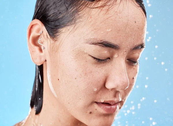 Kalm Water Vrouw Onder Douche Voor Verzorging Hygiëne Ontspanning Tegen — Stockfoto