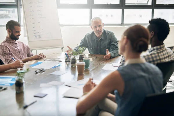 Meetings Entwickeln Arbeitsfertigkeiten Und Führungsqualitäten Ein Team Von Geschäftsleuten Bei — Stockfoto