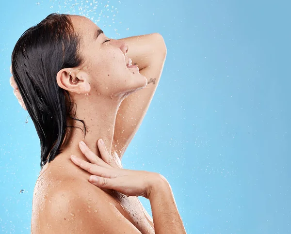 Dusche Haarpflege Und Asiatische Frau Mit Wasser Für Reinigung Wellness — Stockfoto