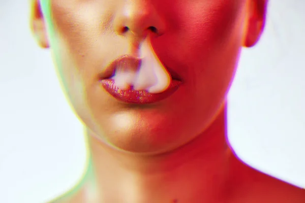 Beleza Cosméticos Lábios Mulher Com Fumaça Com Iluminação Vermelha Néon — Fotografia de Stock