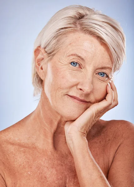 老年妇女 护肤及面对美容或健康的生活方式动机 工作室的抗衰老治疗 化妆品化妆品和天然健康的面部护理或老年皮肤疗法 — 图库照片
