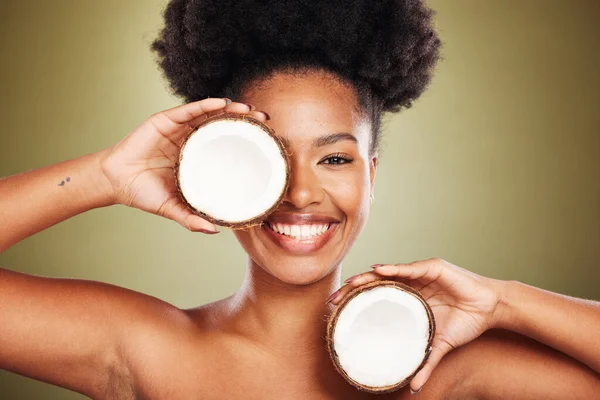 Huid Schoonheid Portret Van Model Met Kokosnoot Voor Stralende Hydratatie — Stockfoto