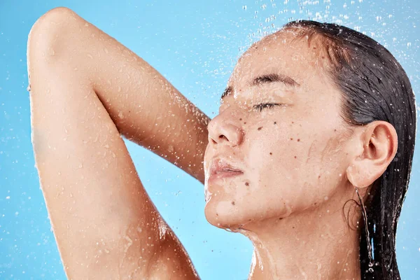 Hautpflege Schönheit Und Frau Der Dusche Auf Blauem Hintergrund Haarpflege — Stockfoto