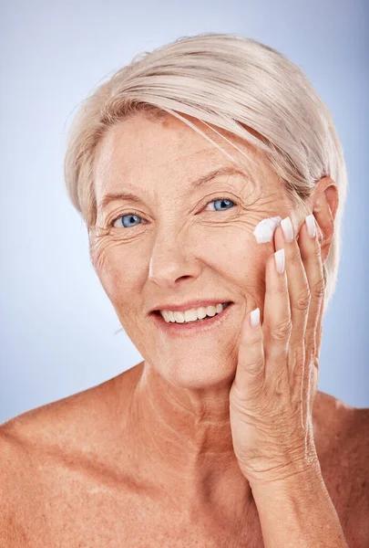 Portret Huidverzorging Senior Vrouw Met Gezichtscrème Voor Hydraterende Blauwe Studio — Stockfoto