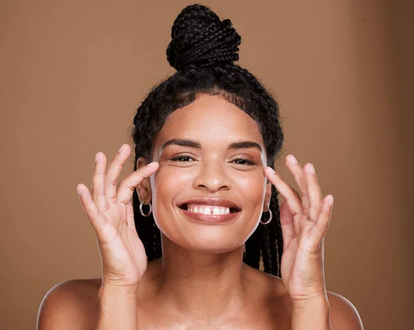 여성은 화장품등을 스튜디오 배경에 웃는다 화장품 치료에 만족하여 이빨로 아프리카 — 스톡 사진
