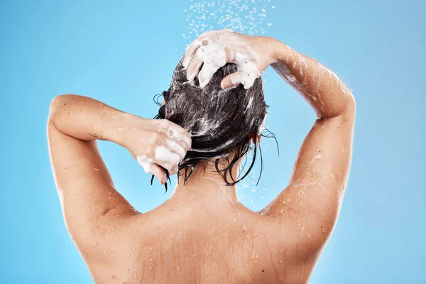 Duche Cabelo Xampu Com Uma Mulher Limpando Estúdio Fundo Azul — Fotografia de Stock