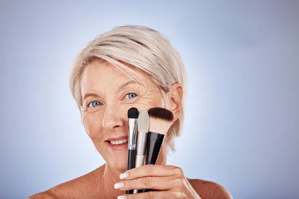 Makeup Kuas Dan Potret Wanita Senior Dengan Produk Untuk Aplikasi — Stok Foto