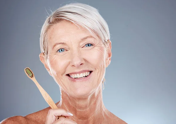 Gigi Sikat Gigi Dan Potret Wanita Senior Dengan Kebersihan Gigi — Stok Foto