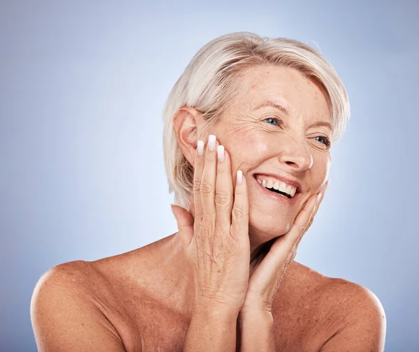美容美发 老年女性 有肌肤护理 有微笑和健康的自然美景 有蓝色的工作室背景 成熟的女士和老年女性 自信或光滑的皮肤 — 图库照片