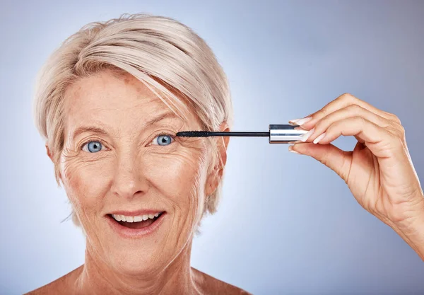 Portret Starszej Kobiety Szczotką Rzęs Kosmetycznym Produktem Kosmetycznym Różdżką Makijażu — Zdjęcie stockowe
