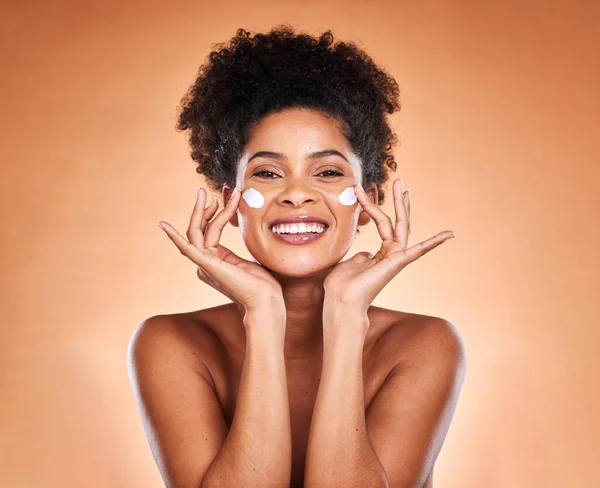 在亚特兰大一家有橙色背景的工作室里 有防晒霜 护肤产品 美容的黑人妇女 健康的笑脸 胶原蛋白霜面部光泽或粉刺化妆品乳液 — 图库照片