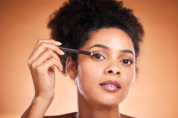 Oogpotlood Zwarte Vrouw Make Voor Eyeliner Zelfvertrouwen Natuurlijke Schoonheid Tegen — Stockfoto