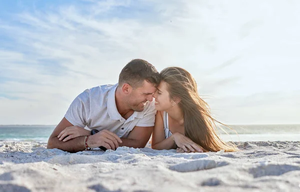 Kärlek Strand Och Par Som Ligger Sand Lycklig Kvinna Med — Stockfoto