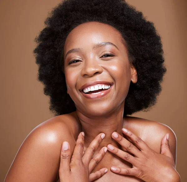 Piękno Pielęgnacja Włosów Portret Czarnej Kobiety Uśmiechem Brązowym Tle Studio — Zdjęcie stockowe