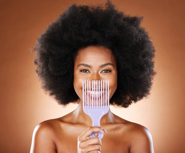 Svart Kvinna Afro Kamma Och För Hårvård Stil Eller Mode — Stockfoto