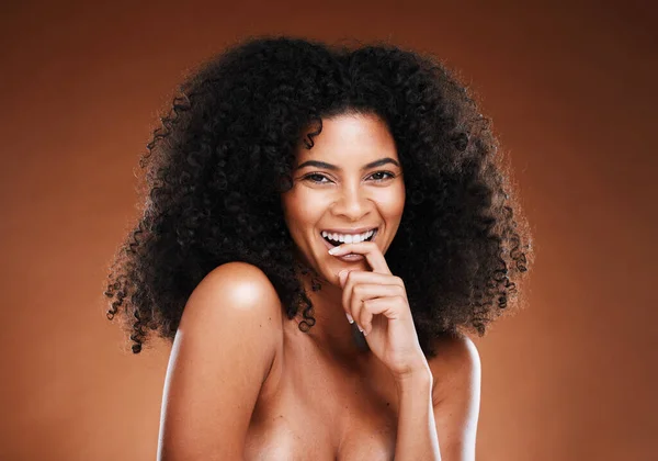 Hajápolás Szépség Portré Fekete Afro Elszigetelt Stúdióban Barna Háttér Kozmetikumok — Stock Fotó