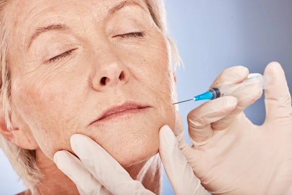 Botox Cosméticos Mulher Sênior Com Esteticista Fazendo Tratamento Envelhecimento Estúdio — Fotografia de Stock