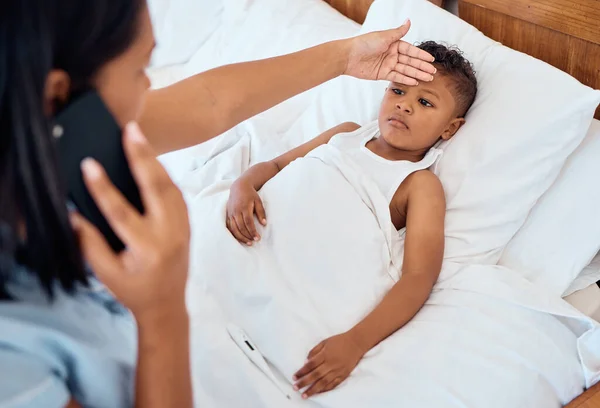 Telefonanruf Gesundheitsversorgung Und Mutter Mit Kind Schlafzimmer Checken Fieber Auf — Stockfoto