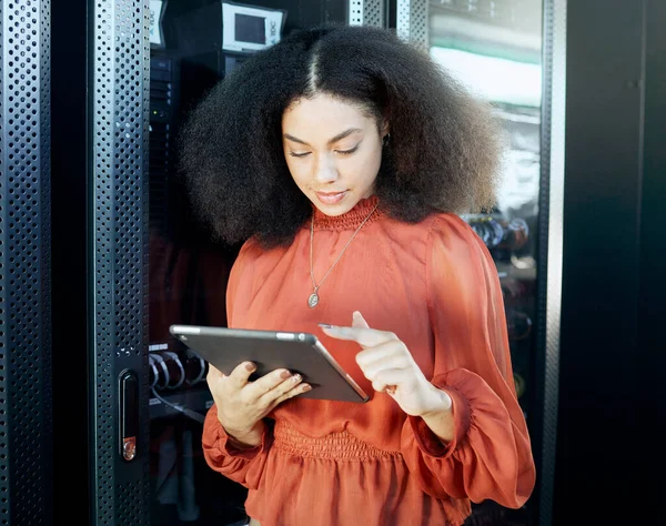 Informatietechnologie Programmering Zwarte Vrouw Met Tablet Hand Server Controleren Technologie — Stockfoto