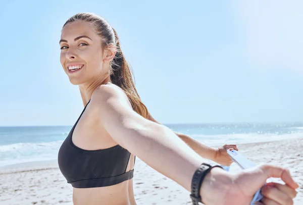海滩和肖像伸展阻力带与健康 训练和健康的生活方式的女人 快乐女孩在大海中的健康 臂膀锻炼与天空的模拟 — 图库照片