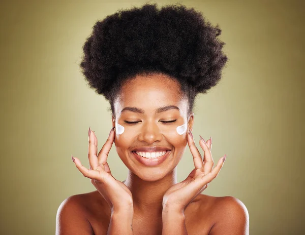 为追求健康的目标 结果和好处 在工作室里为美容美发 皮肤光彩夺目 光彩夺目的黑人女性提供乳霜 面部护理和护肤服务 快乐的非洲模型与防晒霜产品用于皮肤科面部 — 图库照片