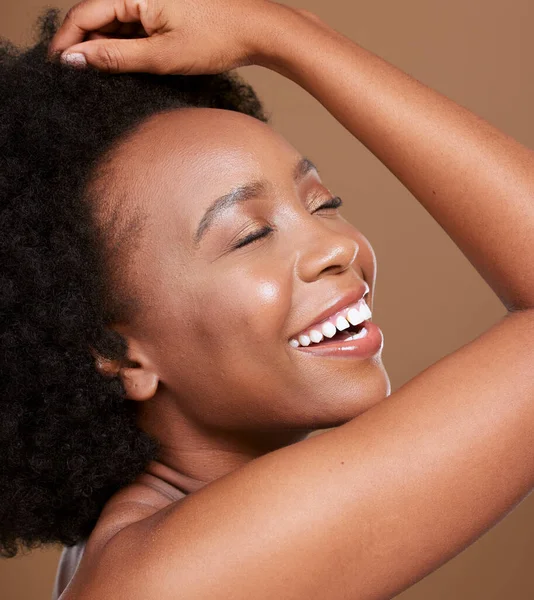 Czarna Kobieta Twarz Uśmiech Kosmetyków Pielęgnacji Skóry Makijaż Luksusowego Leczenia — Zdjęcie stockowe