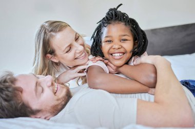 Aşk, evlat edinme ve aile portresi, evdeki yatakta rahatla ve gülümse, mutlu ve özenle destekle. Anne, baba ve siyah kız, yatak odasında mutluluk ve özgürlük rahatlama, gülümseme ve aile evi..