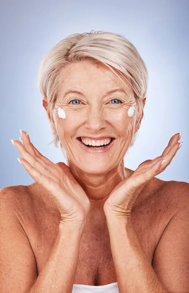 Beauty Portrait Mature Woman Cream Skincare Aging Wellness Grey Studio — Stock Photo, Image