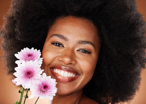 Mujer Negra Cara Pelo Afro Con Flores Margarita Sobre Fondo — Foto de Stock