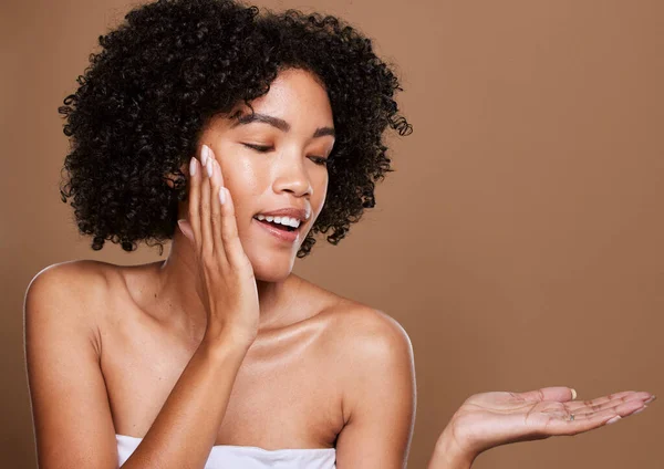 Schoonheid Huidverzorging Zwarte Vrouw Met Cosmetisch Natuurlijk Wellness Model Met — Stockfoto