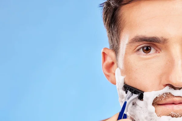 Face Shave Grooming Man Model Shaving His Beard Studio Blue — Stock Photo, Image