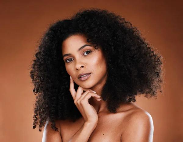 健康的 自然と顔のルーチンとスタジオで黒人女性のスキンケア 美しさと肖像画 顔やアフリカのモデル 茶色の背景による健康 顔や化粧品肌の治療 — ストック写真