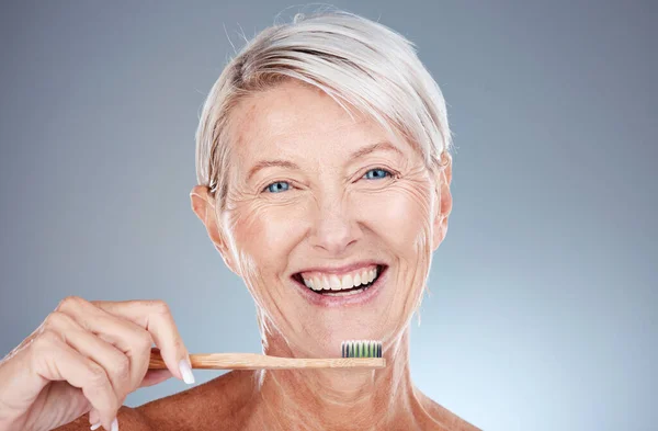 Retrato Mulher Idosa Escovação Dentes Para Higiene Dental Respiração Fresca — Fotografia de Stock