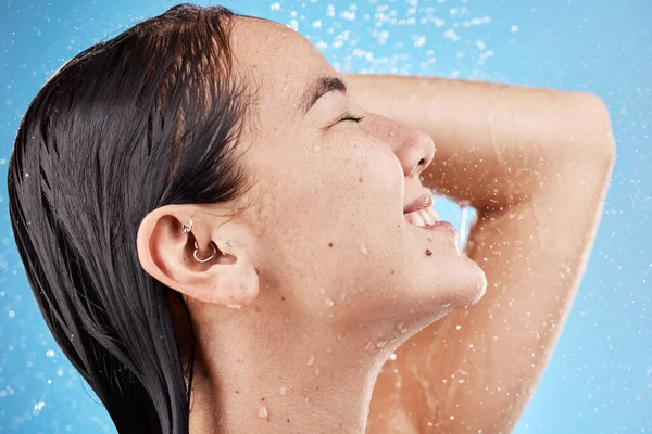 Dusche Wasser Und Gesicht Einer Frau Die Ihren Körper Reinigt — Stockfoto