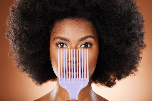 Schoonheid Haarverzorging Zwarte Vrouw Met Een Afro Kam Een Studio — Stockfoto