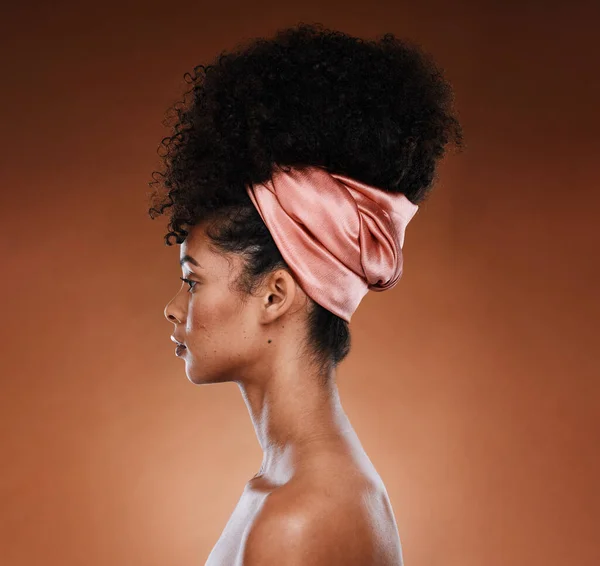 Czarna Kobieta Profil Pielęgnacja Włosów Piękna Szalikiem Makijaż Naturalne Afro — Zdjęcie stockowe